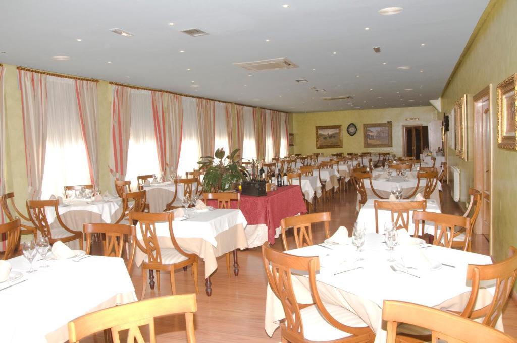Hotel Restaurante San Roque 麦迪纳·德尔·坎普 外观 照片