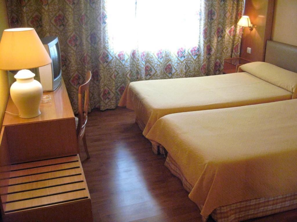 Hotel Restaurante San Roque 麦迪纳·德尔·坎普 客房 照片