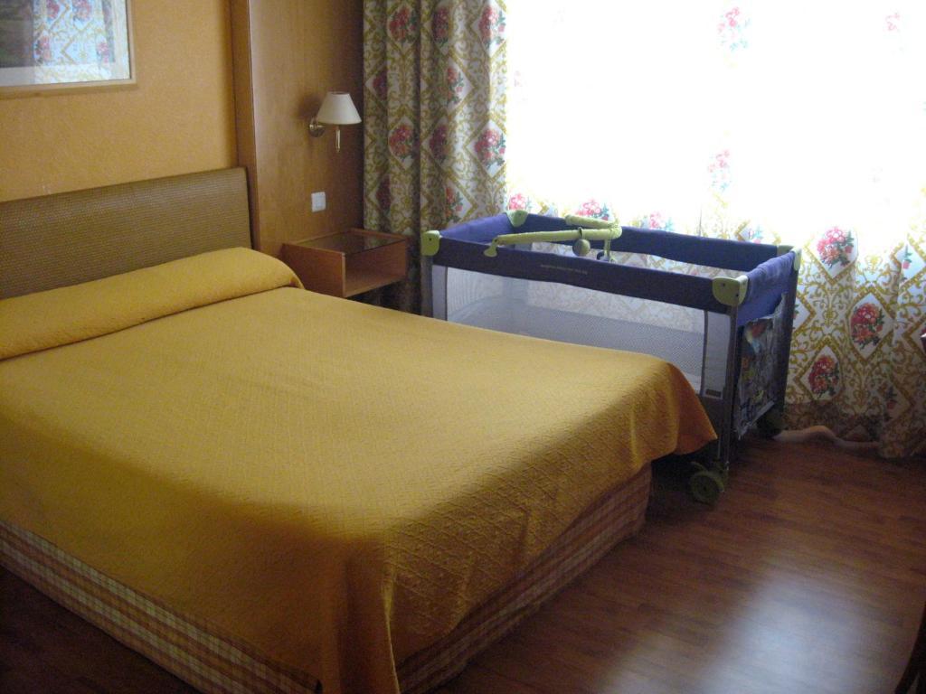 Hotel Restaurante San Roque 麦迪纳·德尔·坎普 客房 照片